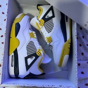 Women Jordan Retro 4 White, Yellow & Black Sneakers